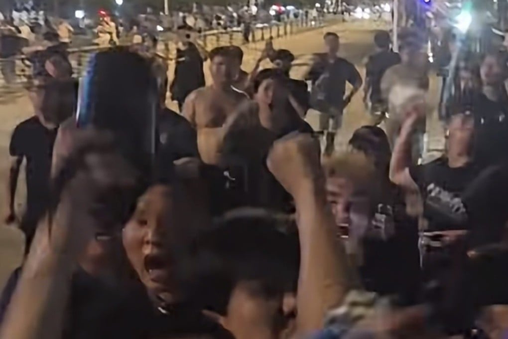 Angry Wuhan Three Towns supporters surround, shout abuse at and throw debris at the visiting team’s bus outside the stadium in Wuhan. Photo: Weibo screenshot