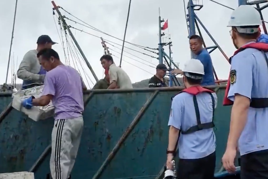 As Typhoon Saudel approaches, local authorities in Fujian province instruct fishing boats to return to port safely. Photo: Weibo