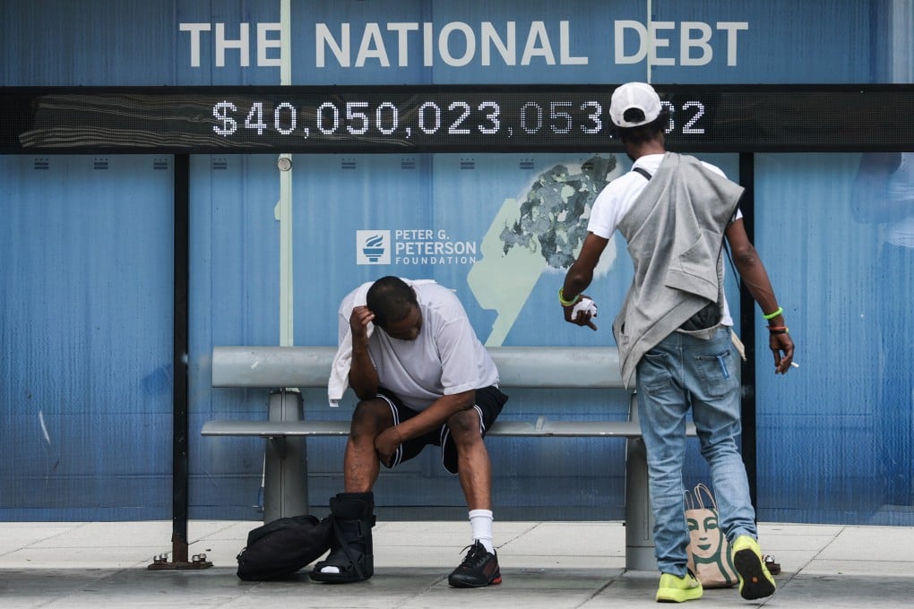 A sign displays national debt at a bus stop in Washington on August 20. Similar signs have been put up across the US by the nonpartisan Peter G. Peterson Foundation. Photo: Getty Images