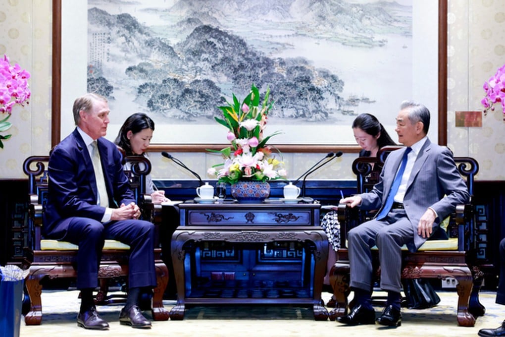 Chinese Foreign Minister Wang Yi (right) meets US Ambassador David Perdue (left) in Beijing on August 26, 2026. Photo: Ministry of Foreign Affairs