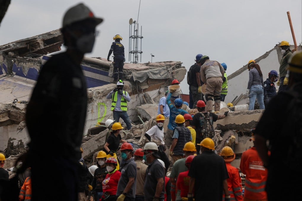 Volunteers and the rescue teams work at the site of the Limonar Tower, which collapsed during an earthquake in Cali, Colombia, in August Photo: Reuters
