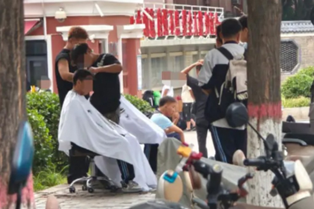 Students turn to roadside barbers after being denied entry to their schools for failing to comply with strict hair grooming requirements. Photo: Sohu