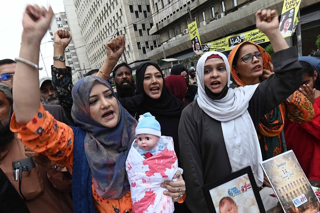 Human rights activists hold a candlelight vigil to mourn the deaths of 14 newborns killed in a hospital fire, in Karachi, Pakistan, on Friday. Photo: EPA-EFE