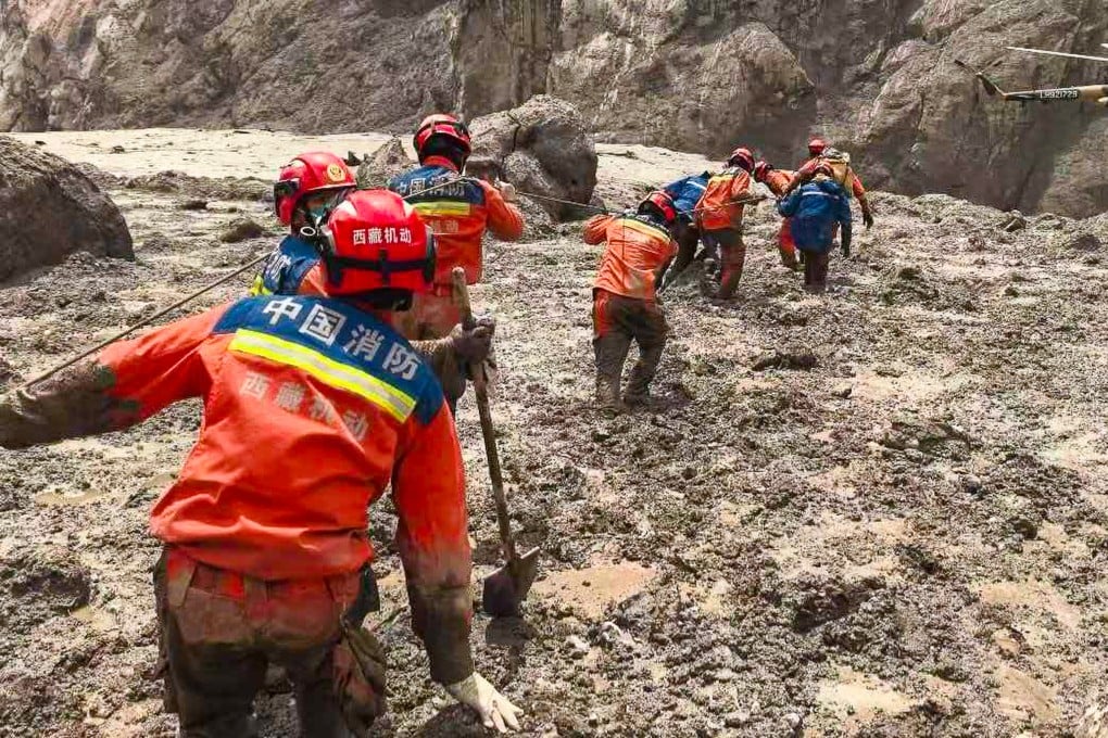 Chinese rescue teams search the Gyirong border crossing that was destroyed in Wednesday’s floods and mudslides. Photo: Xinhua