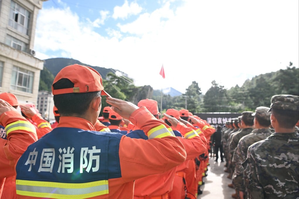 Rescue workers stop to remember the victims of the August 26 mudslide, in Gyirong county, Shigatse, on Tuesday. Photo: via Reuters