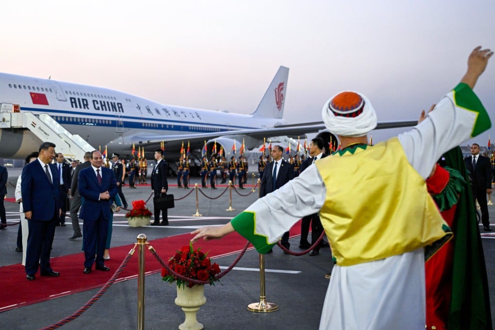 Artists perform as President Xi Jinping stands alongside Egyptian President Abdel-Fattah el-Sisi at Cairo International Airport on Tuesday. Photo: AP