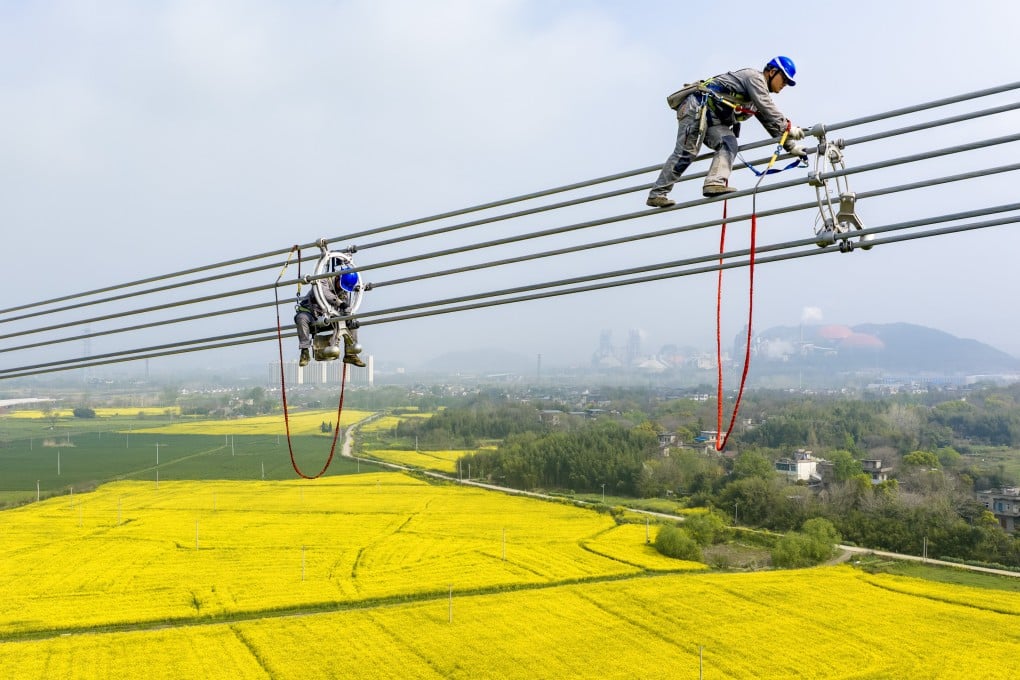 Employees work on power lines in Wuhu, in eastern China’s Anhui province, on April 1, 2026. Photo: Xinhua