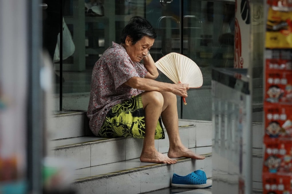 An elderly woman leaves her sweltering home to rest at a nearby air-conditioned shopping mall in Sham Shui Po on August 24. Photo: Dickson Lee