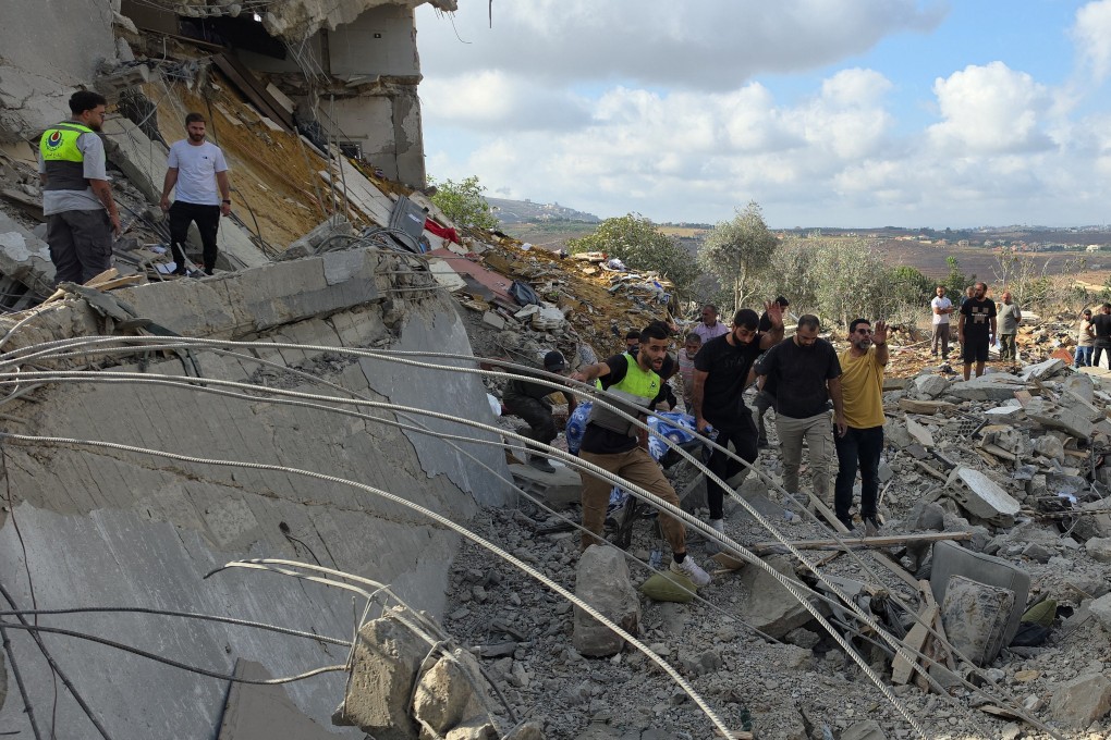 People carry a body covered with a blanket following an Israeli strike, in Arab Salim, Lebanon. Photo: Reuters