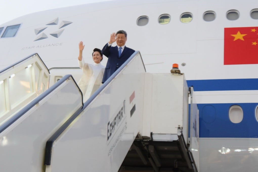 Chinese President Xi Jinping and his wife, Peng Liyuan, wave as they board a plane at the end of their visit to Cairo, Egypt on Wednesday, September 2. Photo: Egyptian Presidential Press Office via AP