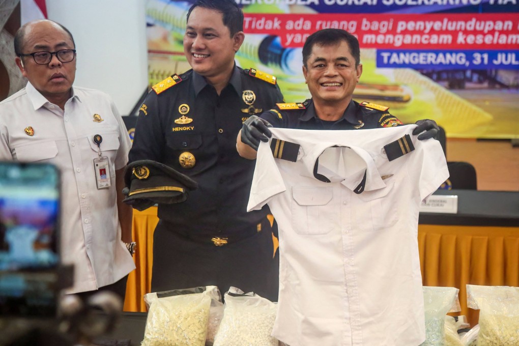 Indonesian customs officials display the uniform of a Malaysian pilot and drugs he smuggled as evidence during a press conference at Soekarno-Hatta International Airport on July 31. Photo: AFP