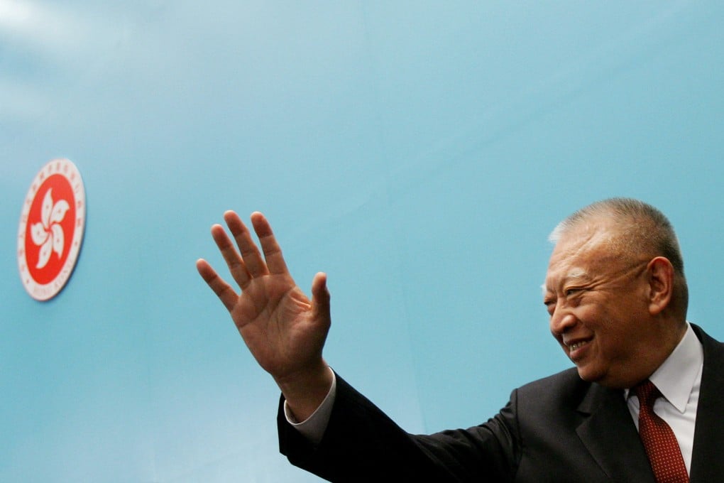 Tung Chee-hwa waves after announcing his resignation as Hong Kong chief executive during a news conference in Hong Kong on March 10, 2005. Photo: Reuters