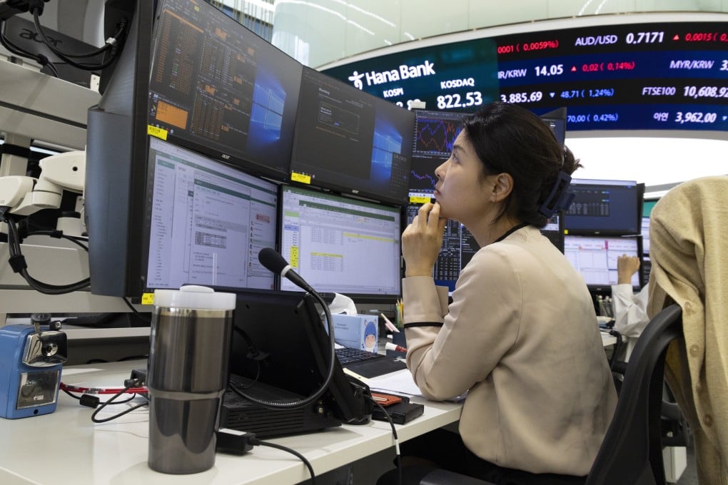 A South Korean stock trader looks at monitors at the Hana Bank in Seoul, South Korea. Photo: EPA