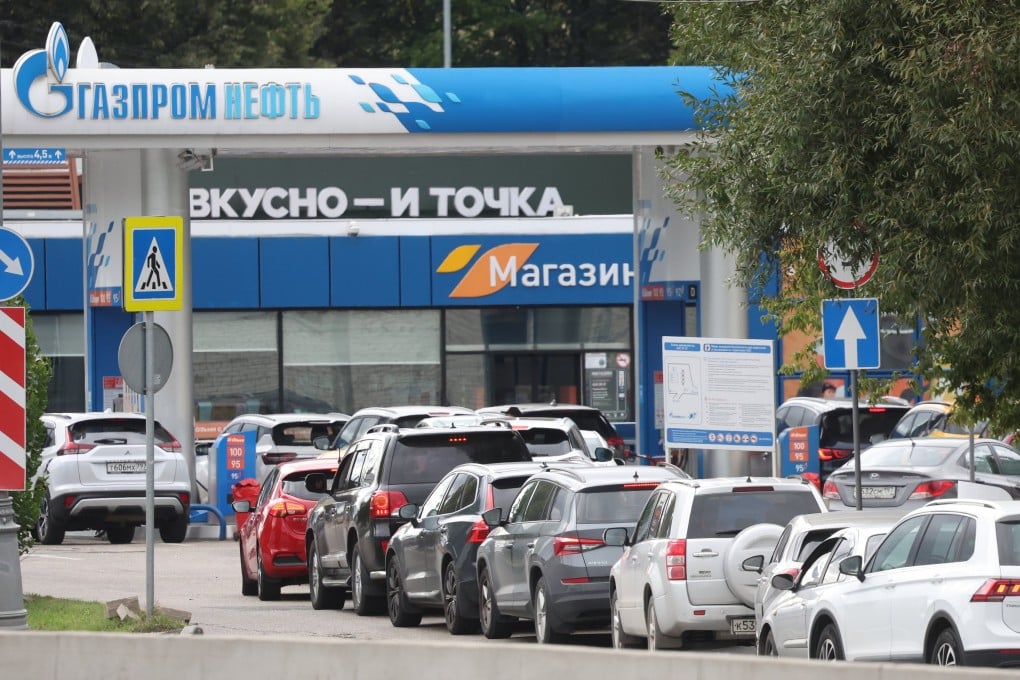 Motorists queue for fuel at a Moscow petrol station in August as rationing measures follow Ukrainian attacks on Russian oil refineries. Photo: EPA