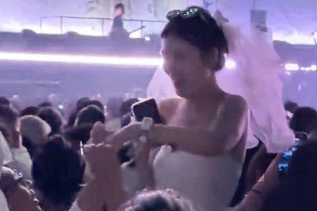 A concert proposal ignited intense online controversy after a woman’s ecstatic reaction to her boyfriend’s engagement ring drew angry demands to “sit down” from frustrated spectators behind them. Photo: Weibo