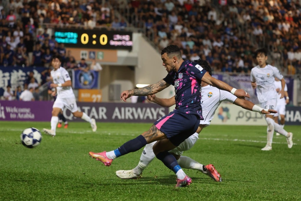Everton Camargo squeezes over a cross during Kitchee’s stalemate with Gangwon FC. Photo: Edmond So