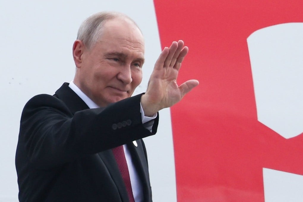 Russian President Vladimir Putin waves while boarding a plane upon his departure from India on September 13. Photo: Kremlin/Sputnik/EPA