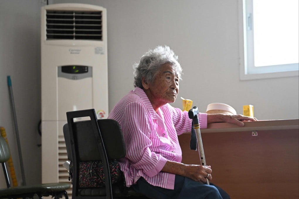 An elderly woman rests at a heat relief shelter in Guryong district, Seoul, South Korea in August. Photo: AFP