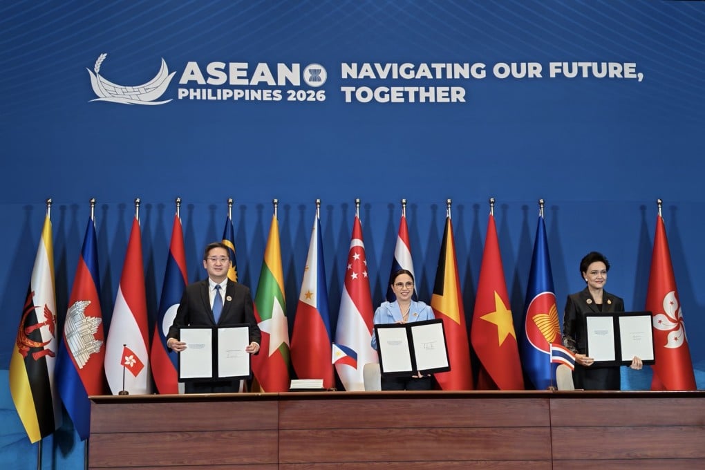 (From left) Undersecretary for Commerce and Economic Development Bernard Chan, Philippine Trade Secretary Cristina Roque, and Thai Deputy Prime Minister Suphajee Suthumpun display the signed protocol in Manila. Photo: ISD