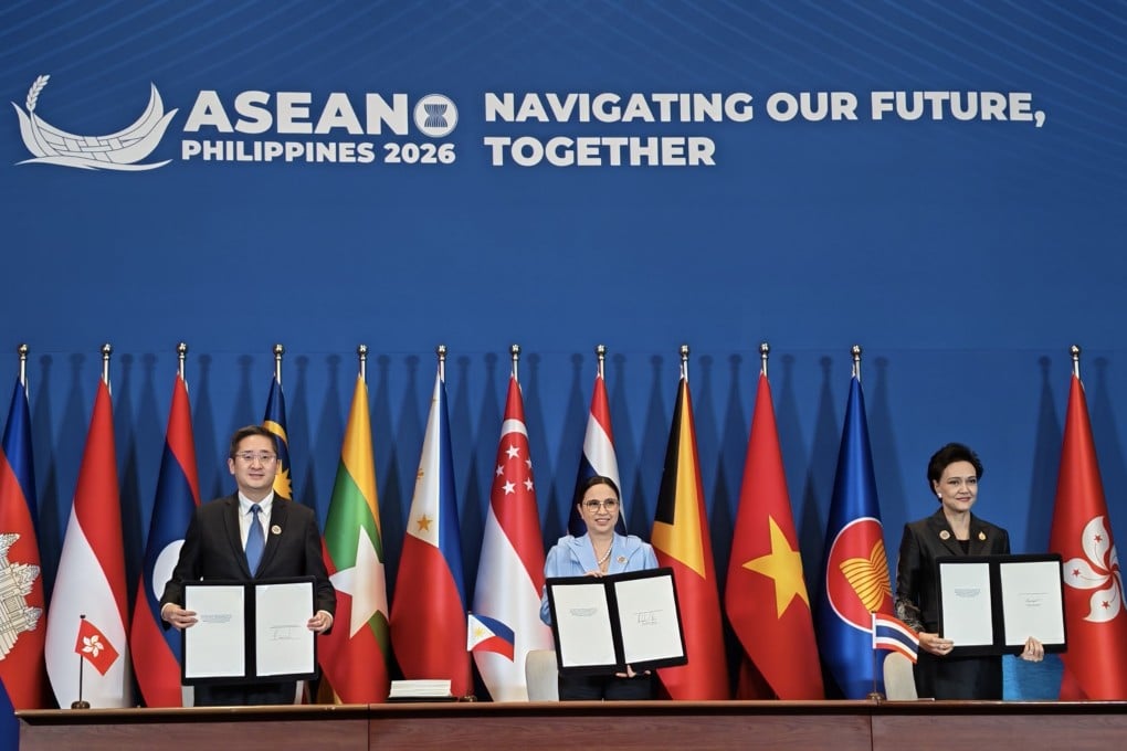 (From left) Undersecretary for Commerce and Economic Development Bernard Chan, Philippine Trade Secretary Cristina Roque, and Thai Deputy Prime Minister Suphajee Suthumpun display the signed protocol in Manila. Photo: ISD