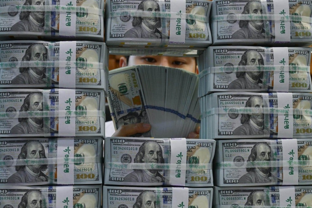 An employee arranges US dollar banknotes at a bank in Seoul. Photo: Korea Times