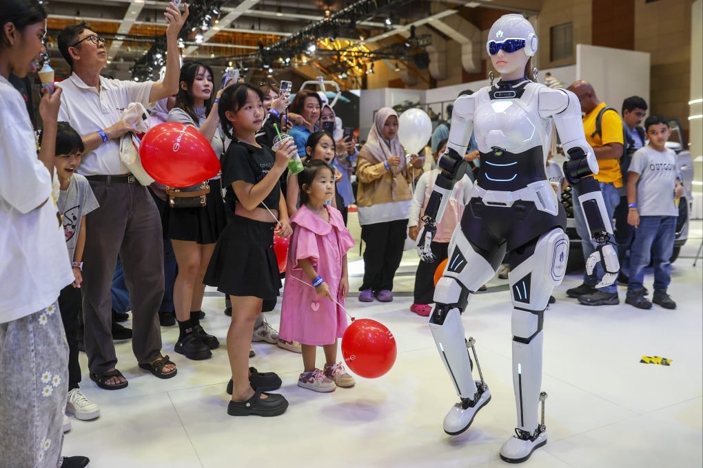 Visitors watching Mornine, a Chery AiMOGA sales assistant robot, at the Malaysia Autoshow in Kuala Lumpur, on May 10, 2025. Photo: EPA-EFE