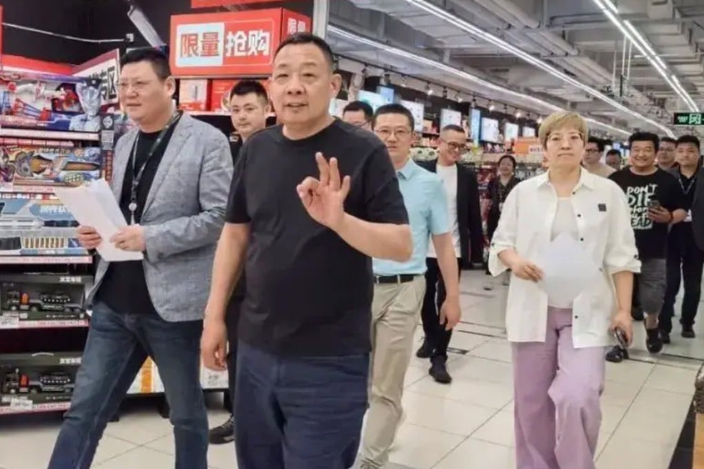 China’s “best boss” Yu Donglai, middle, faces backlash after announcing a strict four-year hiring limit at his Pangdonglai supermarket chain. Photo: Sohu