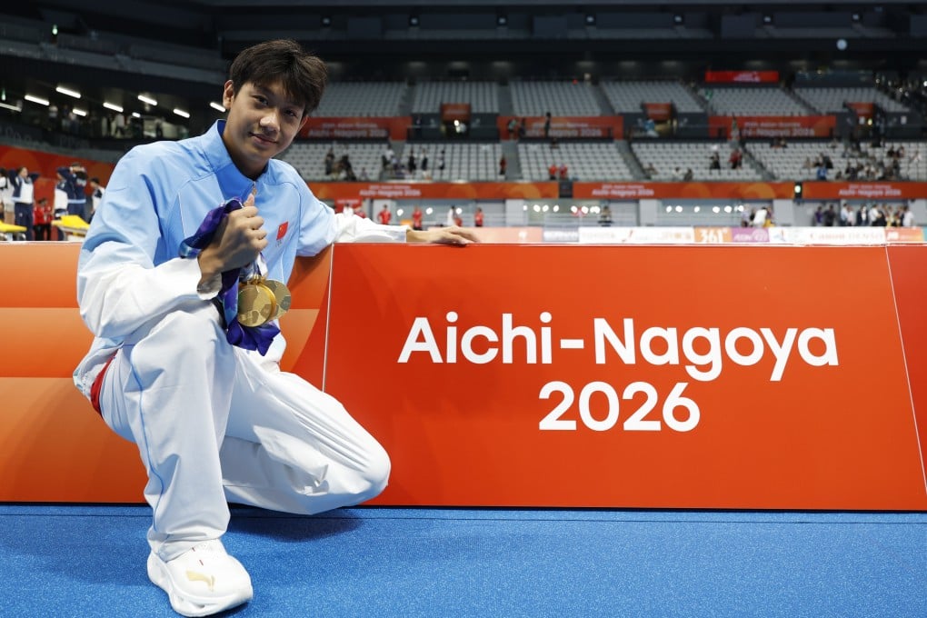 Zhang Zhanshuo poses with his record haul of gold medals after the 400m freestyle final on Friday. Photo: Xinhua