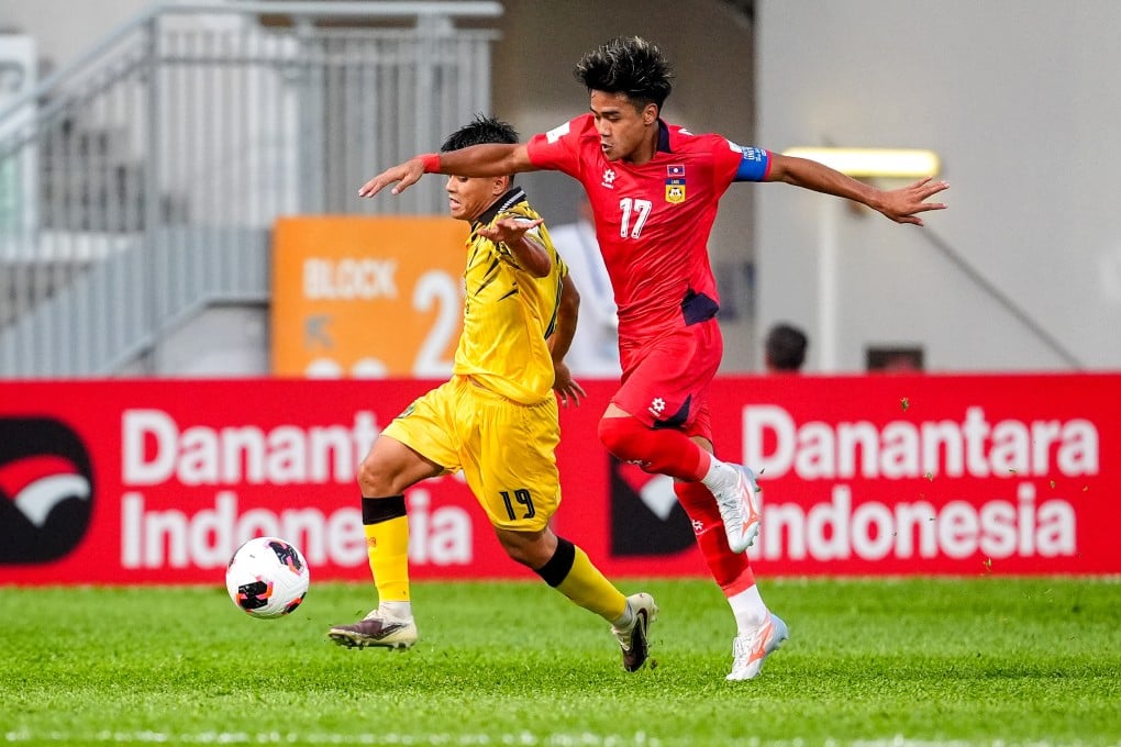 Bounphachan Bounkong tussles with Brunei midfielder Alinur Rashimi Jufri. Photo: Elson Li
