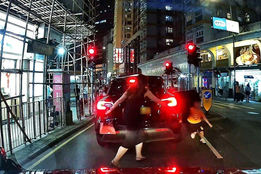 香港女子疑虐童被捕,行車記錄器畫面顯示男童遭推撞路邊欄杆