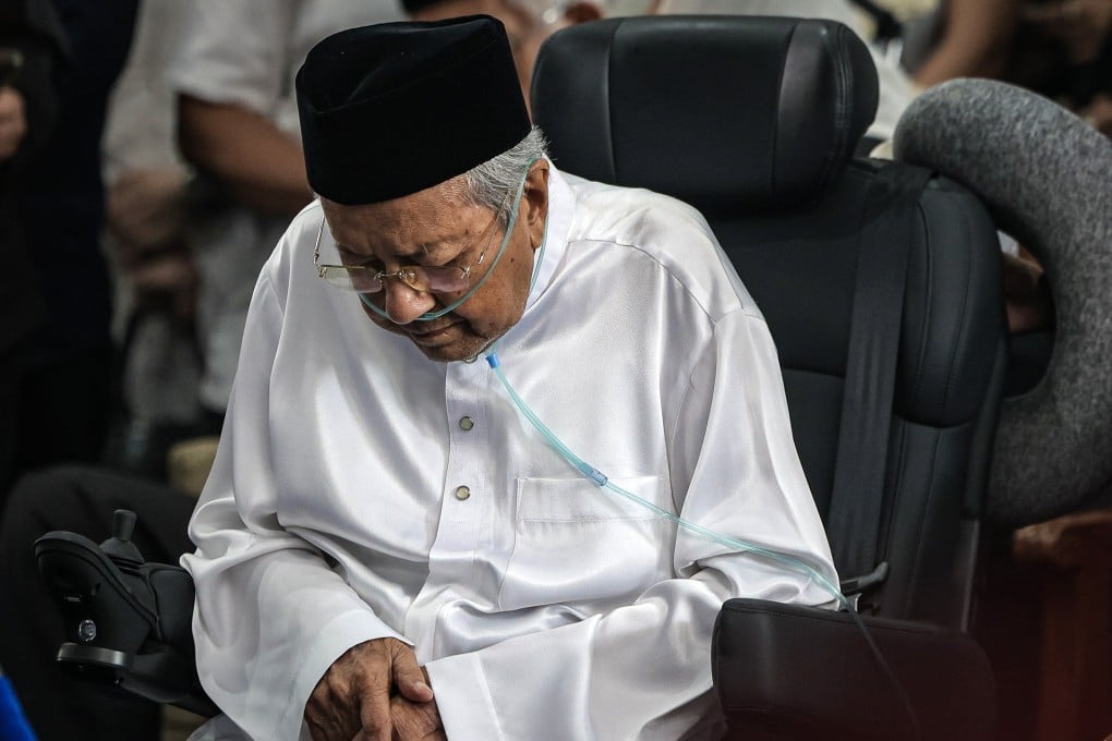 Former Malaysian prime minister Mahathir Mohamad pays his last respects to his late wife, Siti Hasmah Mohamad Ali, during a prayer ceremony in Kuala Lumpur on Monday. Photo: EPA