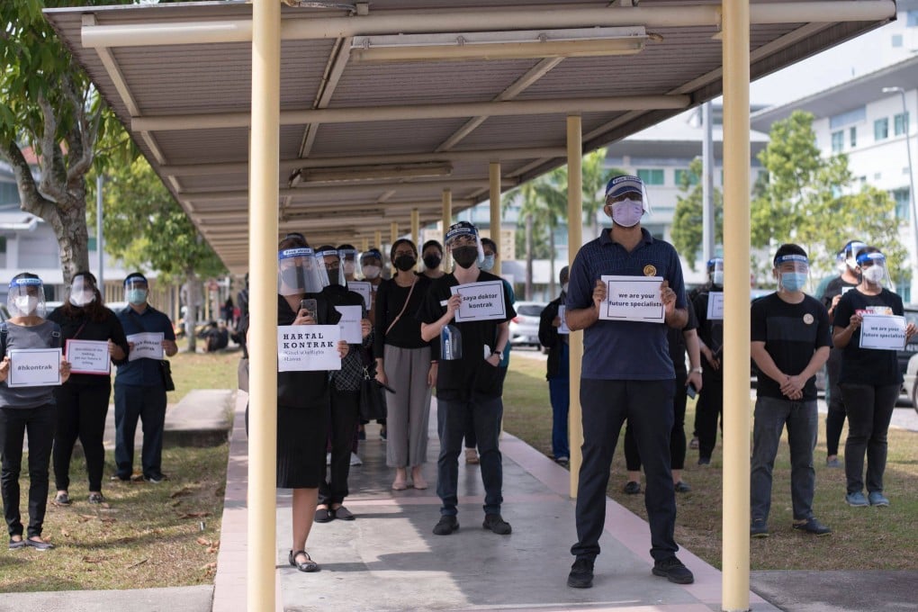 Doctors protest against poor working conditions outside the Sungai Buloh Hospital in Malaysia during the Covid-19 outbreak on July 26, 2021. Photo: AFP