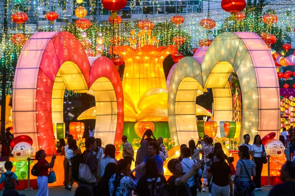 維多利亞公園燈飾展延期吸引數千人慶祝國慶