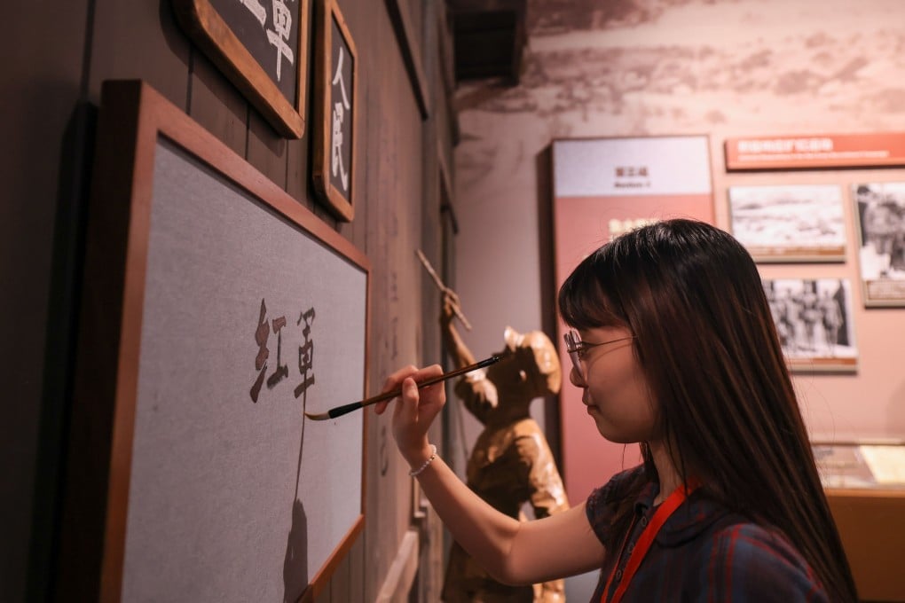 中國紀念長征結束90週年，推出展演、旅遊與電影活動