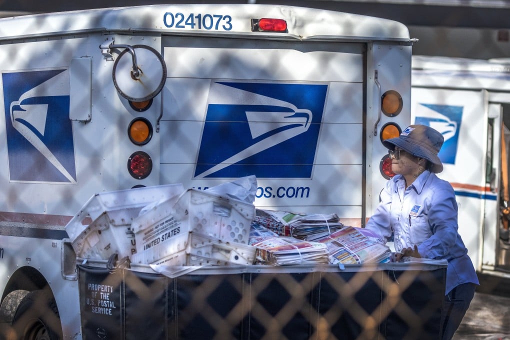 A United States Postal Service worker pushes a mail cart in Miami, Florida in 2025. Photo: EPA-EFE