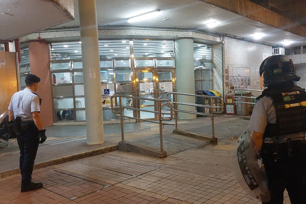 黃大仙住宅單位遭警方包圍，據報有女子攜帶刀械出沒
