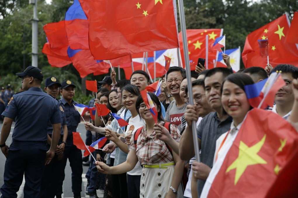 Chinese business owners and students react as the convoy of President Xi Jinping drives near their location in Manila on November 20, 2018. Educational and cultural exchanges between the Philippines and China have dwindled in recent years amid increasingly frosty relations. Photo: AP