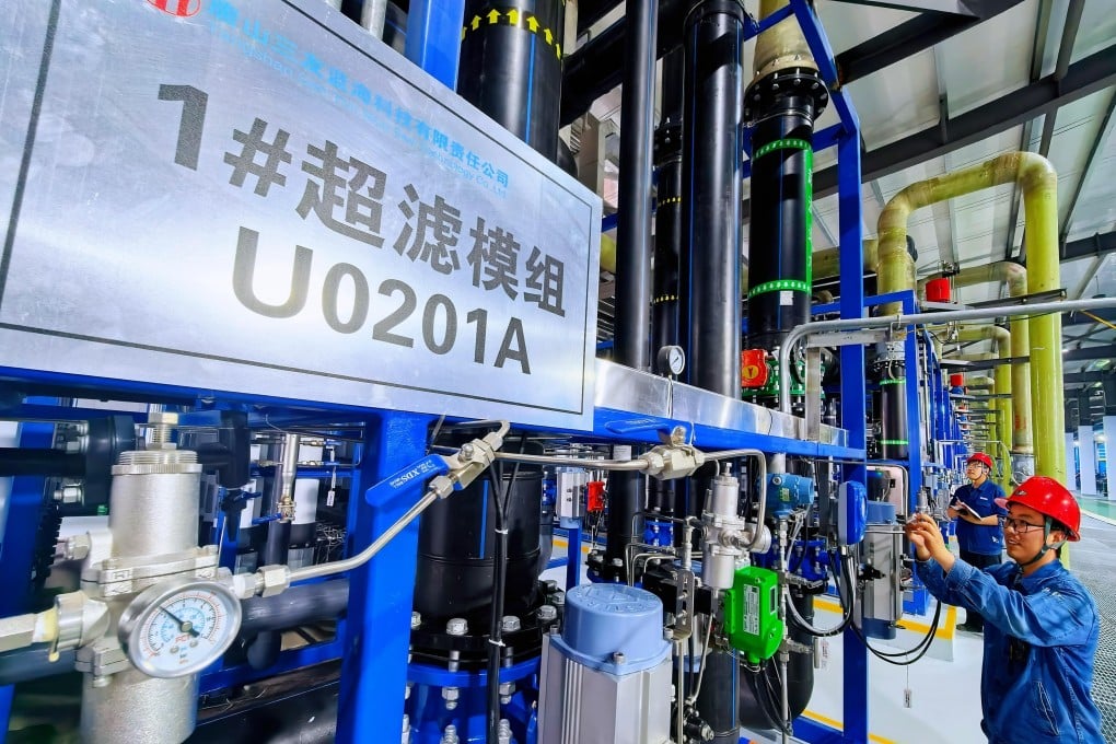 Technicians inspect filters during a trial run at Tangshan Sanyou Blue Ocean Technology's brine pre-treatment facility. Photo: Science and Technology Daily