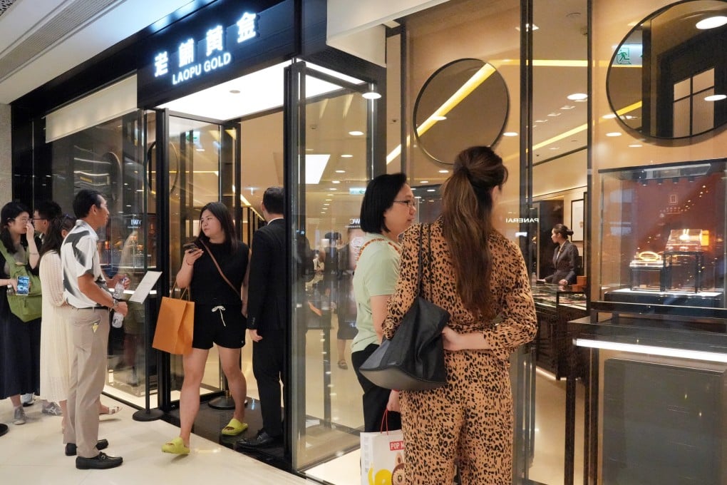 Shoppers check out a Laopu Gold branch. Photo: May Tse