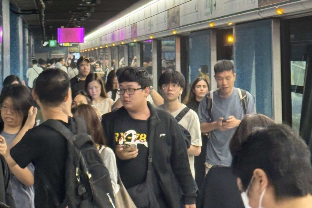 Smoke from platform equipment at Lam Tin station caused the Kwun Tong Line’s second service disruption in less than 15 hours. Photo: Threads/ tong.w1227