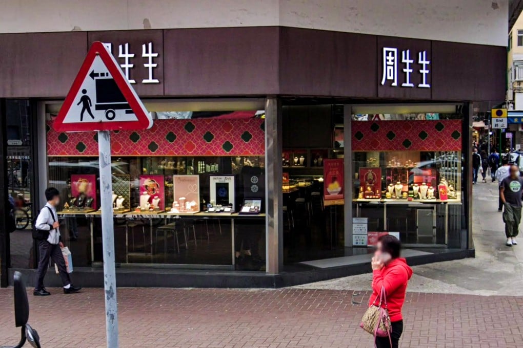 The suspect allegedly snatched a gold necklace from the Kwong Fuk Road store before fleeing on Wednesday afternoon. Photo: Google Maps