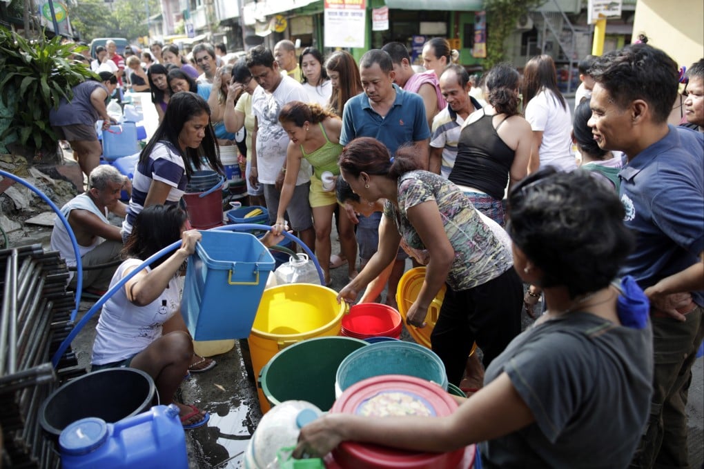 Filipinos collect water in buckets in Mandaluyong city, east of Manila, in 2019 amid low supply from the effects of drought brought by the onset of El Nino phenomenon. Photo: EPA-EFE