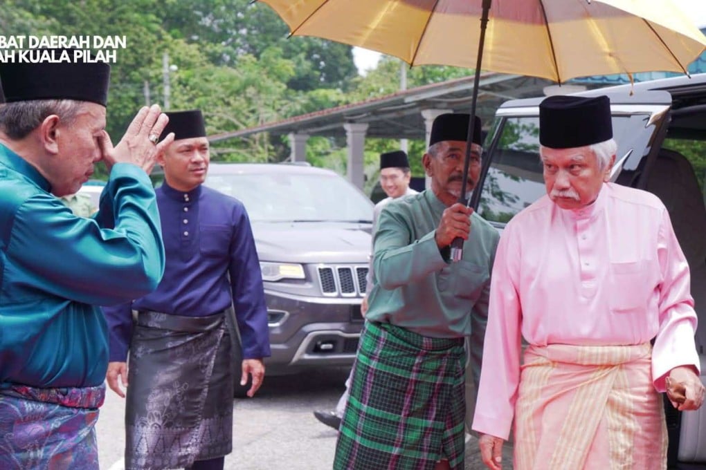 Negeri Sembilan Chief Minister Ismail Lasim (left) greets ruler Tuanku Muhriz Tuanku Munawir on his arrival for Friday prayers at Masjid Kariah Beting in Kuala Pilah. Photo: Kuala Pilah District and Land Office
