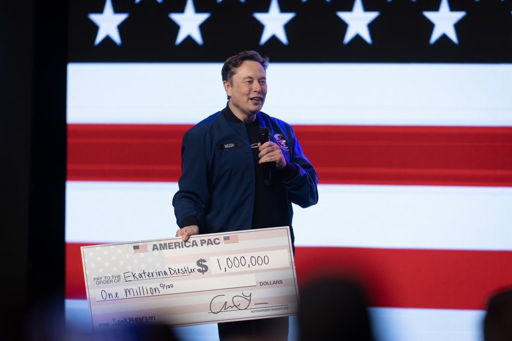 Elon Musk prepares to give US$1,000,000 to a Wisconsin voter during a town hall in Green Bay, Wisconsin in 2025. Photo: TNS