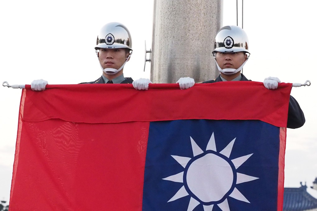 Soldiers perform a flag-lowering ceremony in Taipei, Taiwan, on December 20, 2018. Photo: EPA-EFE