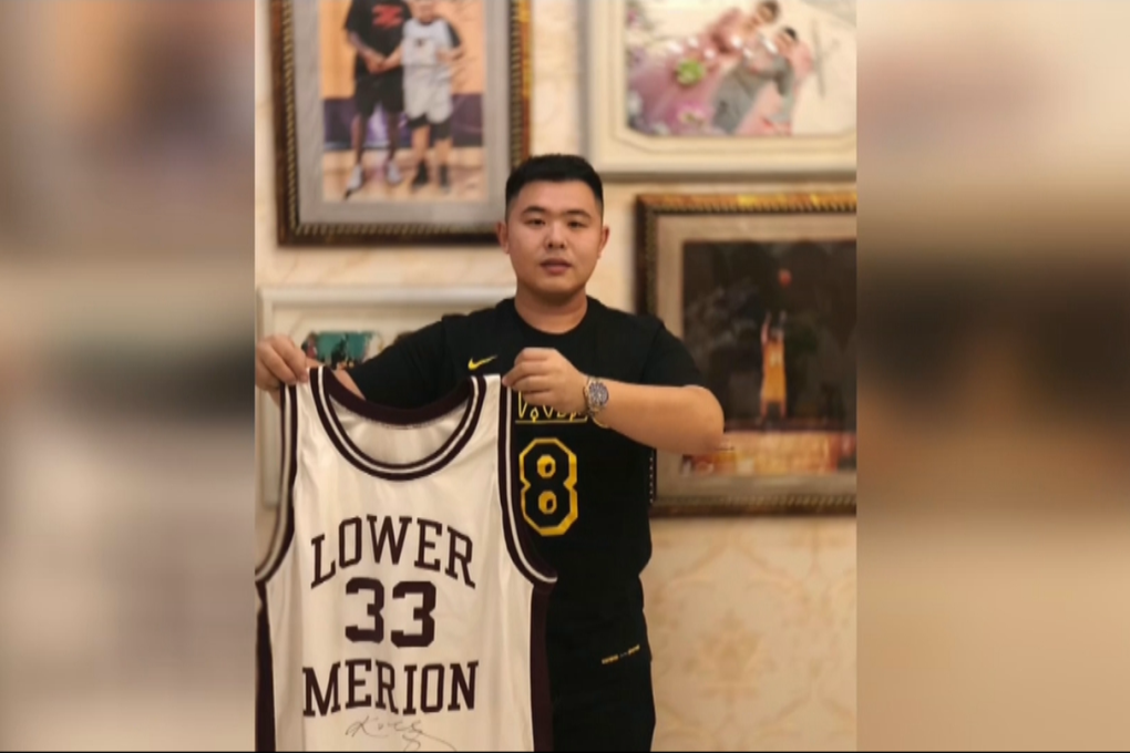 Liu Zhe poses with Kobe Bryant’s high school shirt which was stolen by thieves in 2017. Photo: Instagram