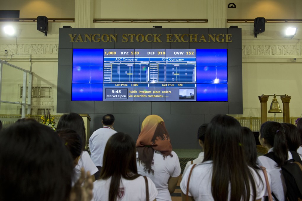 This February 24, 2016 photo shows Myanmar business school students viewing the electronic board display during a visit to the Yangon Stock Exchange, housed in a historic building in the capital city. Myanmar officially launched its first modern bourse in December 2015. Photo: Agence France-Presse