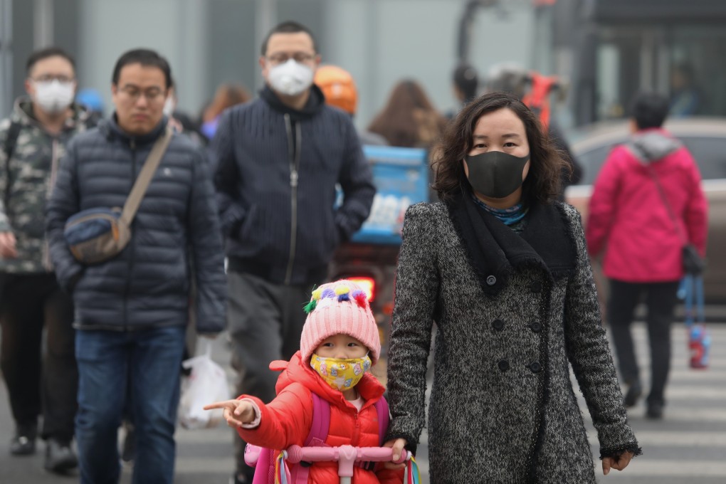 Beijing residents wearing masks on a smoggy day last year. Photo: Simon Song