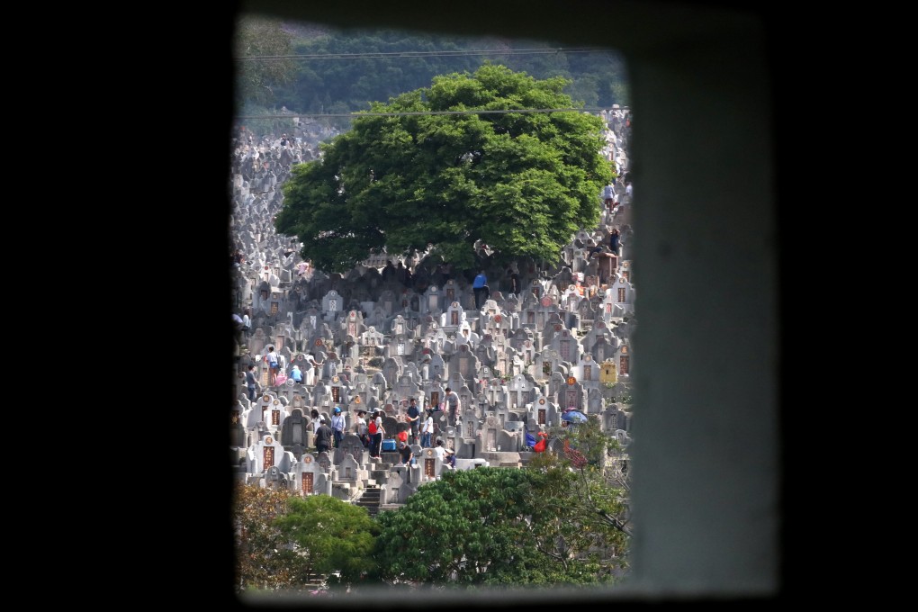 Families pay respects to the dead at the Diamond Hill Cemetery during the Ching Ming festival in April last year. The dignity of “death space” should surely be seen as a fundamental human right, and for many – especially here in Hong Kong – that dignity no longer exists. Photo: Felix Wong