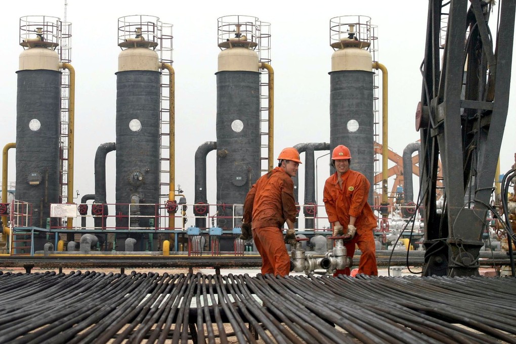 Workers at the Liaohe oilfield of China National Petroleum Corp, in Panjin, northeast Liaoning province. Chinese oil giants will be spending big this year to boost output. Photo: AP Photo